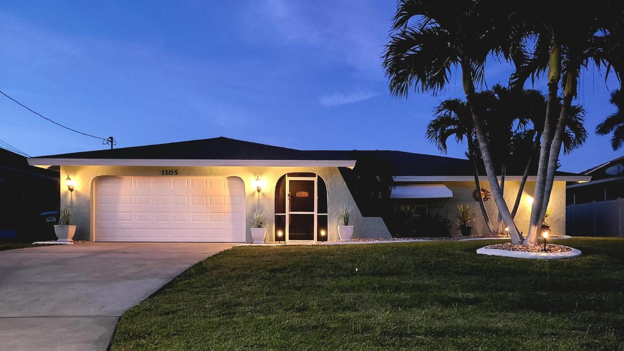 Tropical Breeze Canal Waterfront Home, Heated Pool Cape Coral Exterior photo