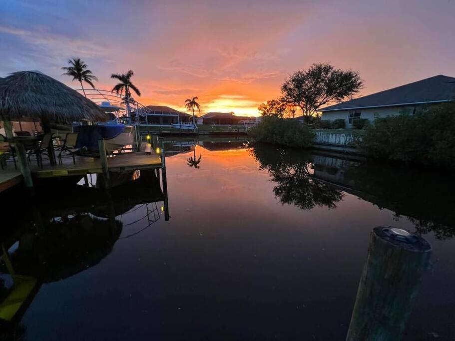 Tropical Breeze Canal Waterfront Home, Heated Pool Cape Coral Exterior photo