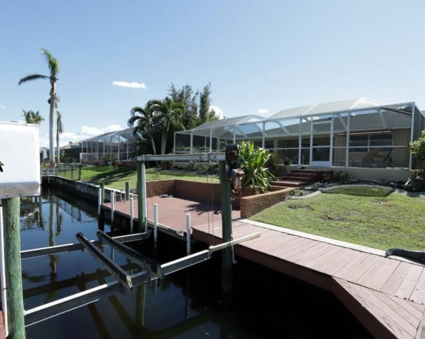 Tropical Breeze Canal Waterfront Home, Heated Pool Cape Coral Exterior photo